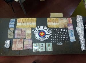 Mulher é flagrada com 78 pedras de crack em Cerqueira César