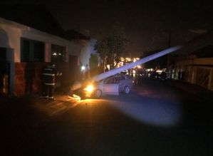 Motorista perde controle do carro e derruba poste em Avaré