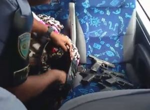 PF apura se cuidadora de idosos presa com pistolas faz parte de crime organizado