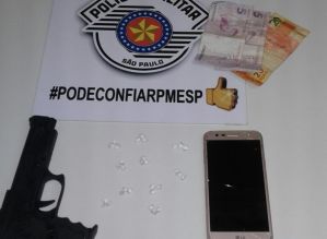 Dupla é presa ao ser flagrada com porções de cocaína e arma falsa em Avaré