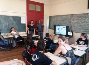 Alunos da Escola Matilde Vieira assistem aula da “Escolinha da PM”