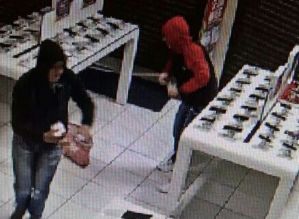 Dupla invade loja e furta 17 celulares na área central de Avaré