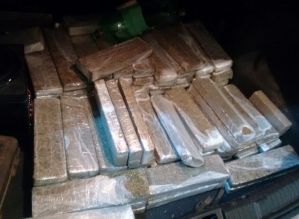 Grávidas são flagradas com mais de 130 tijolos de maconha em rodovia de Avaré