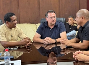 Ex-jogador Marcelinho Carioca é recepcionado pelo prefeito Roberto Araujo