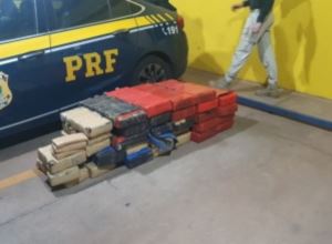 Dupla é presa com 300 kg de maconha após tentar fugir da viatura da polícia rodoviária federal