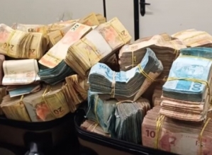 PRF encontra R$ 784 mil escondidos em painel de carro