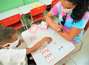DETENTOS DE PENITENCIÁRIA DE ITAÍ PRODUZEM MÁSCARAS DE PROTEÇÃO CONTRA A COVID