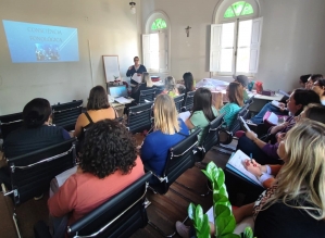 Professores passam por formação sobre método utilizado na alfabetização