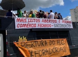 Manifestantes fazem protesto pela reabertura do comércio e por mais leitos em Bauru