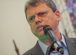Tarcísio autoriza privatizar administração de 33 escolas estaduais em SP