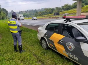 Carro abarrotado de maconha cai em ribanceira após perseguição na Castello Branco