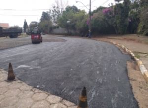 Prefeitura promove recuperação asfáltica em rua no Jardim Europa