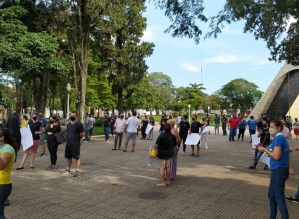Comerciantes protestam contra `lockdown` em Cerqueira César