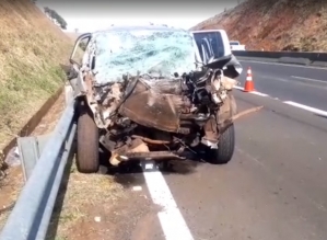 Homem morre em acidente entre carro e caminhão na SP-255 em Santa Cruz do Rio Pardo