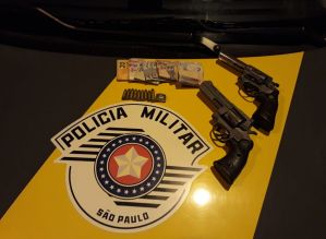 Policiamento rodoviário apreende indivíduo com armas de fogo