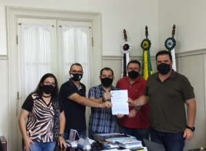 Prefeito e vereadores pedem apoio de parlamentar em ações contra a Covid-19