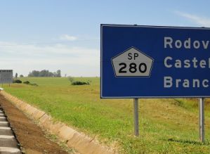 Motociclista morre após bater na traseira de carreta em rodovia de Avaré