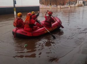 Chuva forte deixa ruas alagadas e carros ficam “ilhados” em Avaré