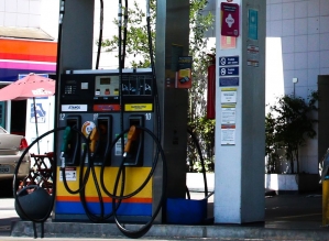 Preço da gasolina nos postos volta a subir após 15 semanas