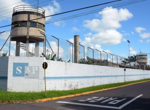 Diretor de cadeia é preso por facilitar transferência em troca de sexo