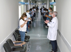 Após colapso na saúde, funcionários de hospital em Jaú fazem 5 minutos de oração por pacientes com C