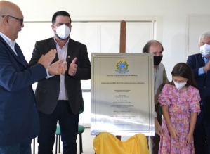 Jô Silvestre inaugura nova escola com a presença de ministros