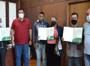 Jô Silvestre entrega escritura a moradores da Vila Esperança