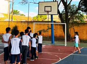 Prefeitura instala nova cesta de basquete em escola e reforça incentivo ao esporte na rede municipal