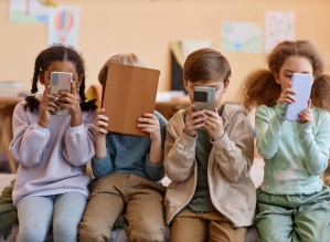 Menores de 14 anos deveriam ser proibidos de usar redes sociais? SIM