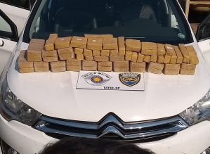 Polícia Rodoviária encontra tabletes de pasta base de cocaína em lataria de carro
