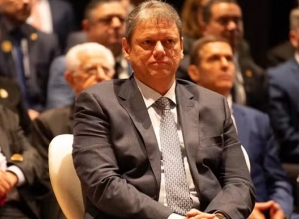Tarcísio age para extinguir estatais e regulamentar funcionamento da Polícia Civil 