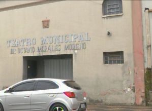 Atraso na reforma de teatro em Avaré incomoda atores e moradores