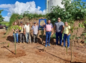 Área de descarte de lixo é revitalizada com ajuda da comunidade