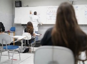 Relatório amplia formação básica do ensino médio para 2,2 mil horas
