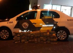 POLICIAMENTO RODOVIÁRIO APREENDE GRANDE QUANTIDADE DE DROGAS