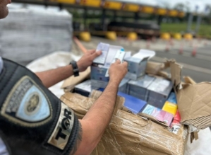Polícia apreende cigarros eletrônicos escondidos no compartimento de carga de caminhão 