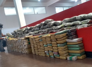 Mulher é presa após abandonar carro lotado com drogas às margens de rodovia em Itatinga