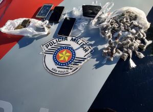 PM flagra dois com tabletes e porções de maconha em Avaré