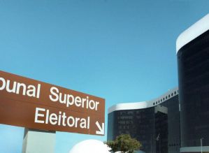 TSE breca verba pública para defesa de políticos
