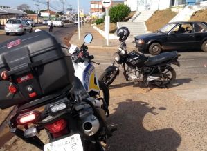Adolescente é abordado pela polícia e abandona drogas em motocicleta