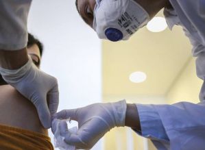 Covid: vacinação deve começar só em março e vai priorizar idoso, profissional de saúde e indígena