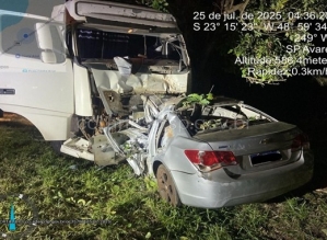 Motorista morre após bater de frente contra carreta na SP-255 em Avaré
