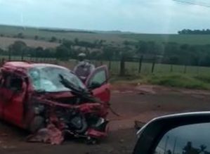 Acidente entre carros e caminhão deixa mulher com ferimentos graves em rodovia de Itaí