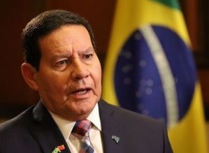 Mandetta cruzou a linha da bola e merecia cartão”,  diz Mourão