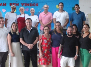 Prefeito Roberto Araujo visita escola municipal e confere nova merenda