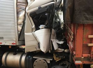 Cabine de caminhão é prensada na traseira de carreta depois de batida na Castello Branco
