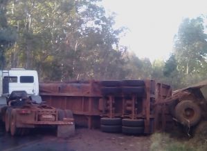 Motorista tomba caminhão em estrada vicinal de Cerqueira César