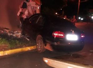 Carro bate em muro de casa em Piraju; motorista estava bêbado, diz polícia