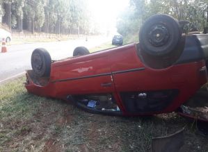 Três pessoas ficam feridas após capotar carro em vicinal de Cerqueira César