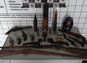 Polícia apreende armas, munições de canhão e até míssil de colecionador